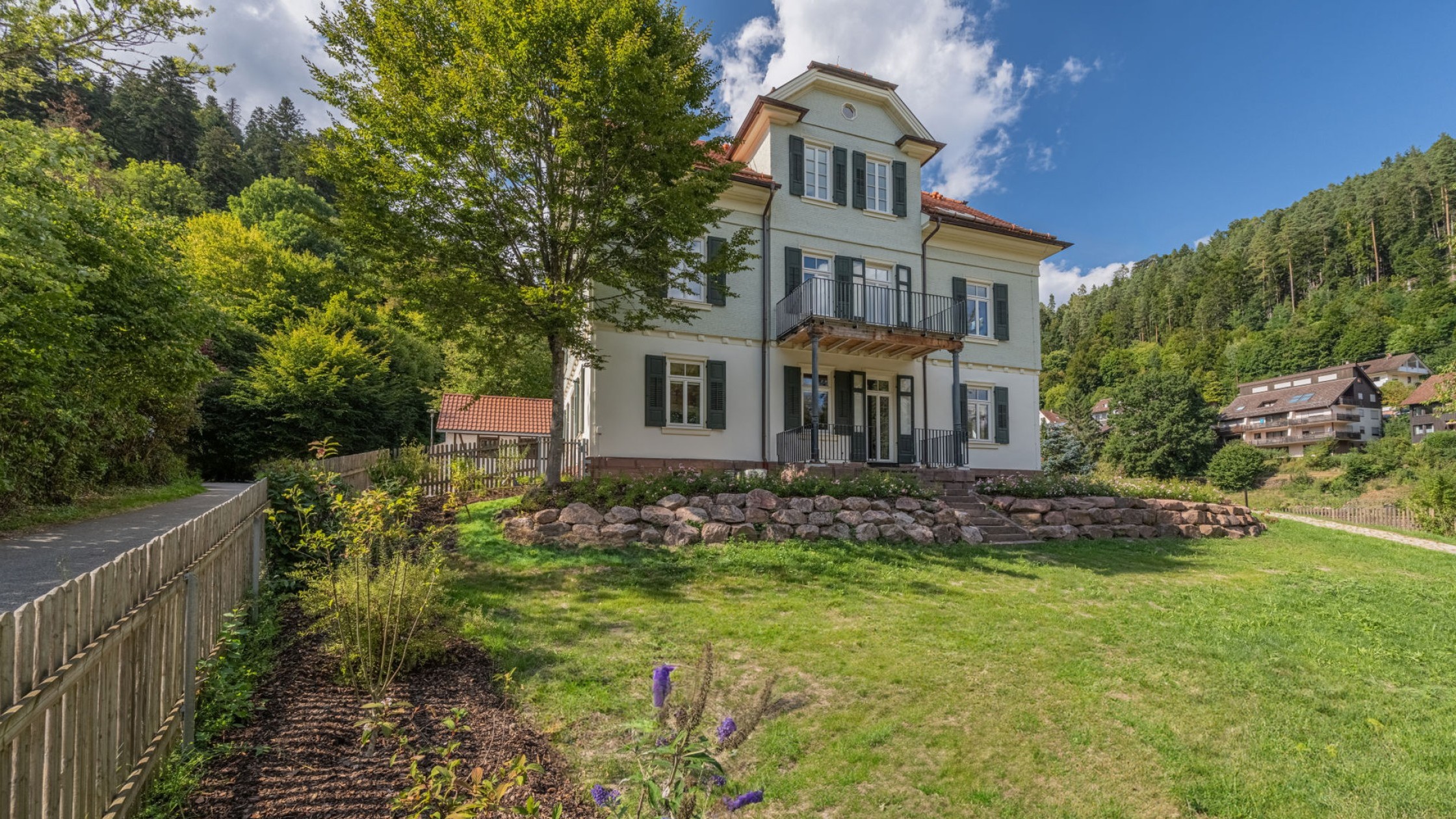 Villa Wilhelmshöhe Südseite mit Garten