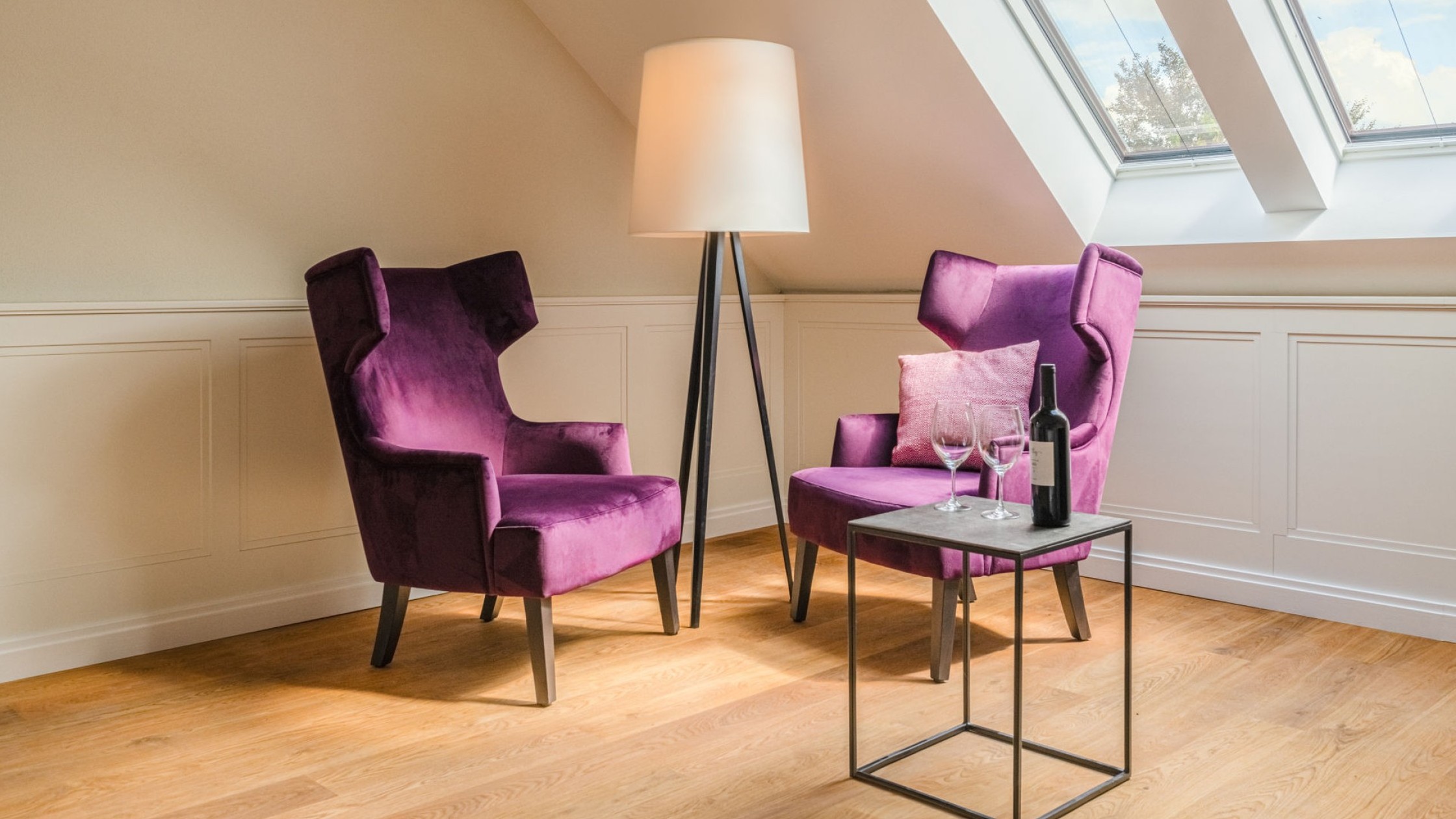 Zimmerimpression Sessel mit Lampe