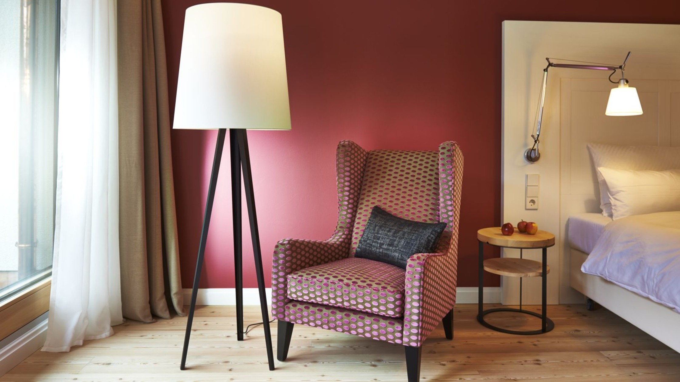 Zimmerimpression mit Lampe und Sessel